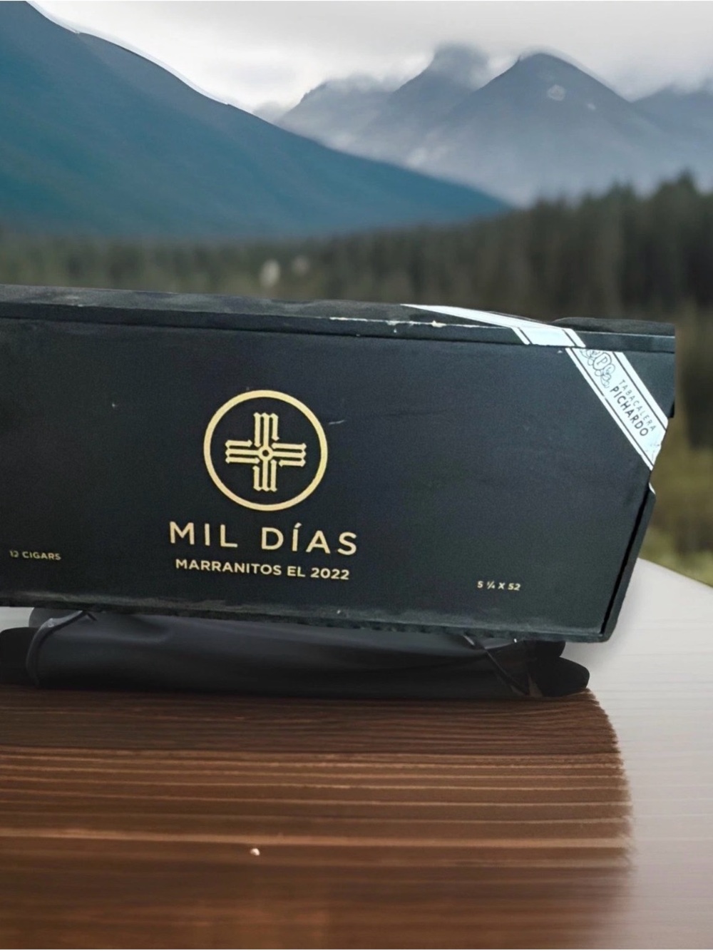 Mil Días Marranitos EL 2022 Cigar Box - Black & Gold